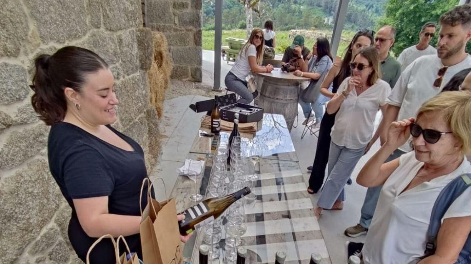 Participantes en una cata de vinos en la Primavera de Portas Abertas de la Ruta do Viño do Ribeiro.