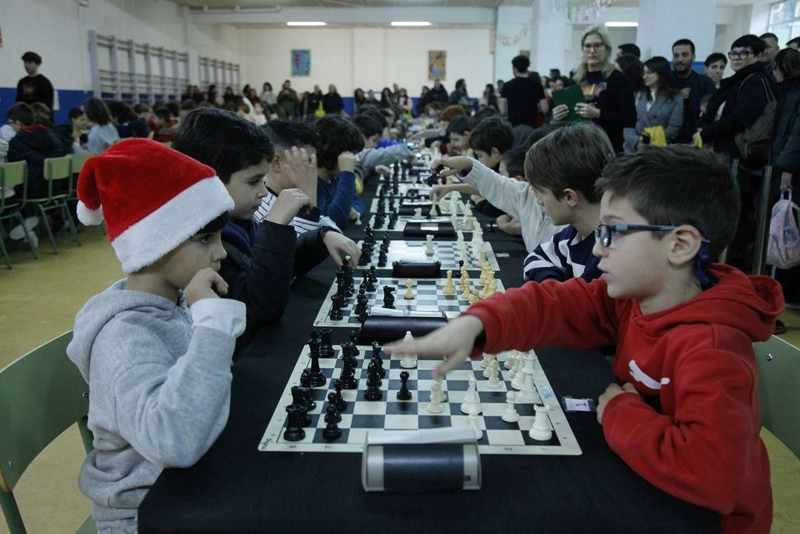 Los más jóvenes, en los primeros movimientos de una de las rondas de la octava edición del Torneo de Nadal del Club Xadrez Ourense.
