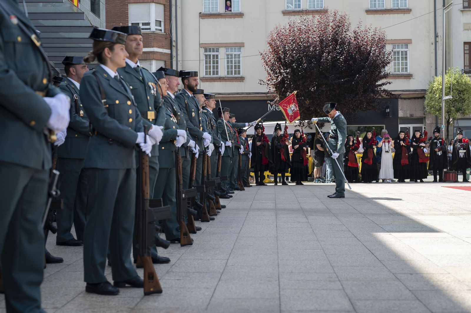 Galería | O Barco de Valdeorras se vuelca con el 182 aniversario de la Guardia Civil