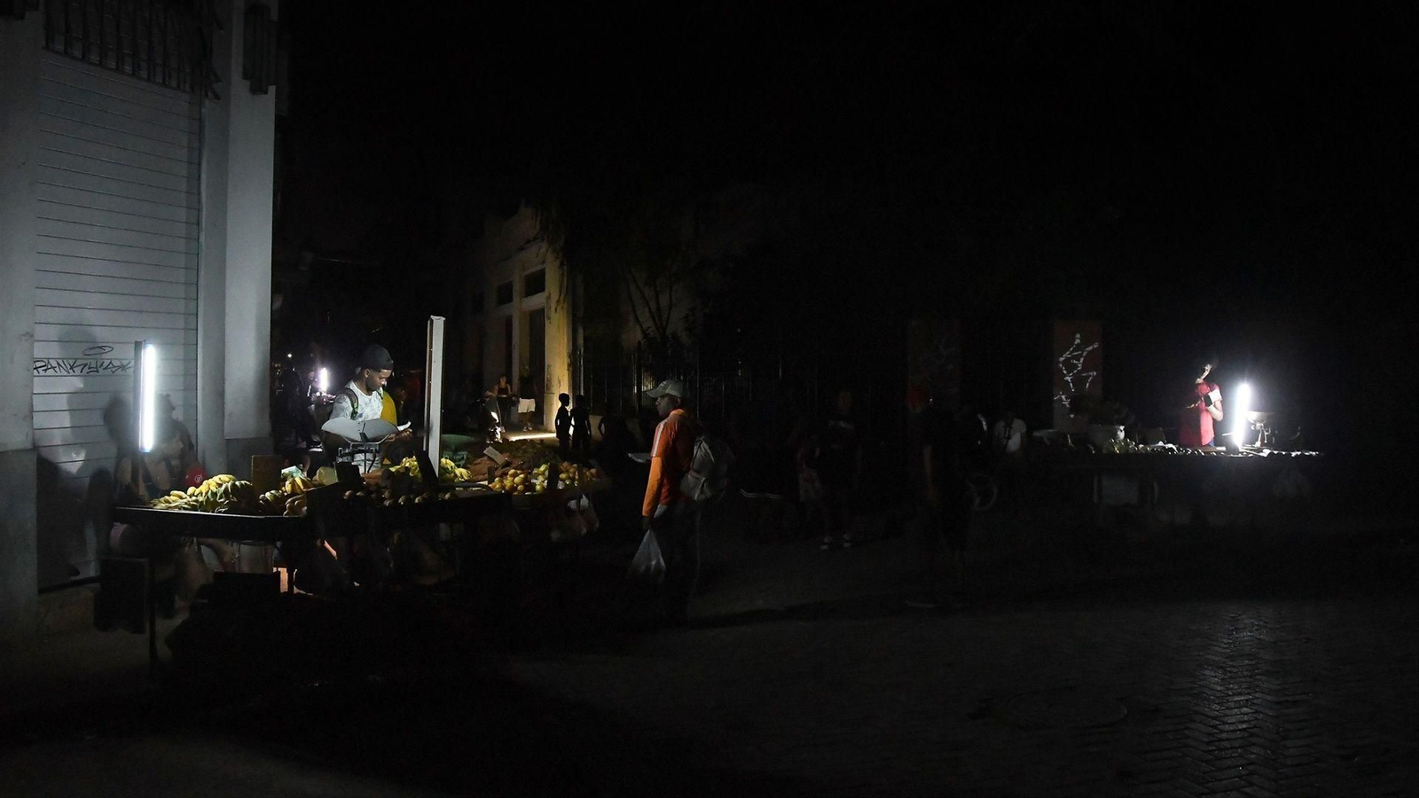 Calles de La Habana completamente a oscuras durante un apagón nacional en Cuba, mientras la población enfrenta la crisis energética que afecta a toda la isla.