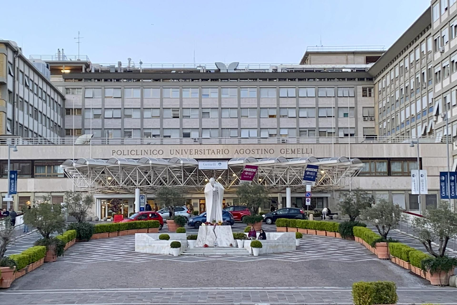 El papa Francisco se encuentra ingresado desde la tarde de hoy en el hospital Gemelli de Roma (EFE)