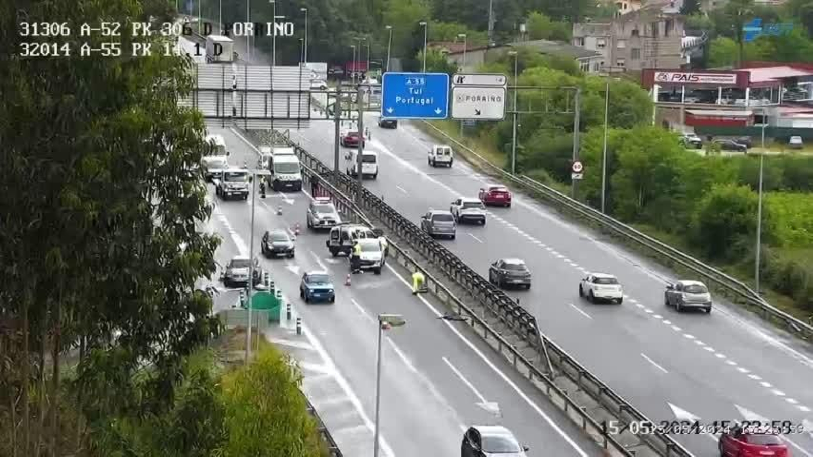 Los coches accidentados en la A-55, con el tráfico reestablecido. // DGT