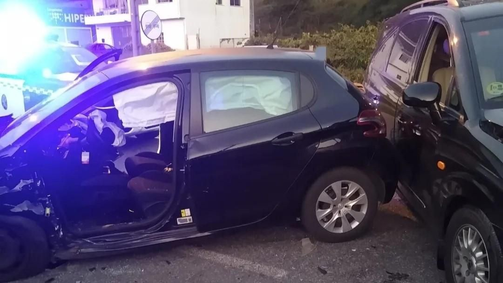 Estado en el que quedó uno de los vehículos implicados en el accidente en la N-550. // Emerxencias Mos