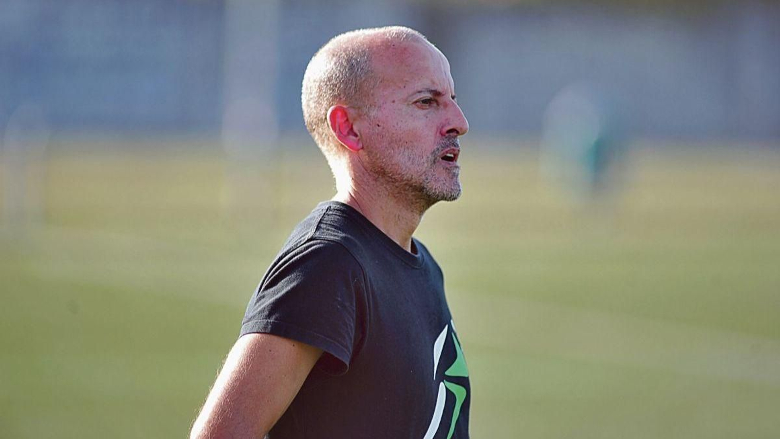 El entrenador David Valcárcel, durante el primer partido de liga, ante el Polígono.
