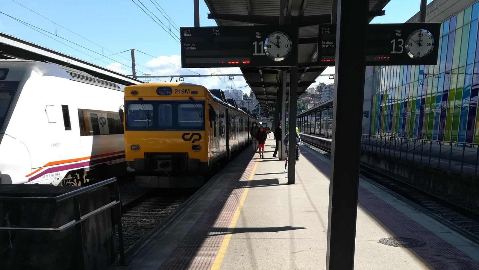 Los dos únicos pasajeros del Tren Celta Vigo-Oporto, ayer en su regreso tras tres meses clausurado.