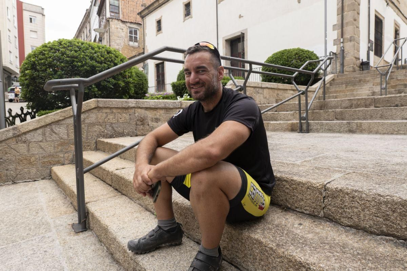 Marcos Pico, sentando en las escaleras tras finalizar la etapa.