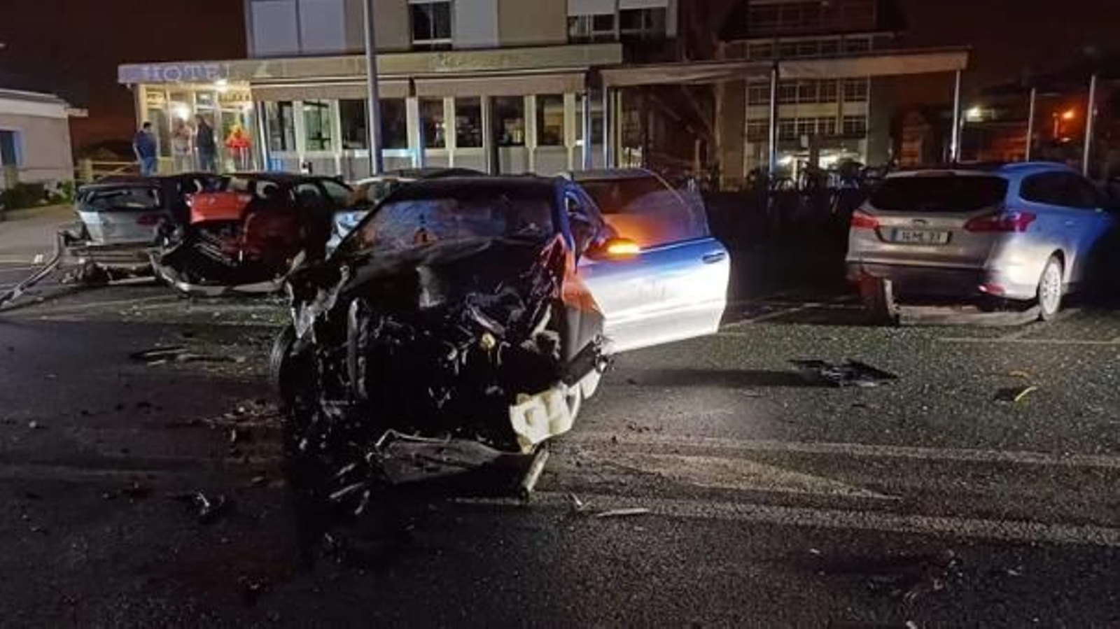 Herido leve tras salirse de la vía y chocar contra una farola y seis ...