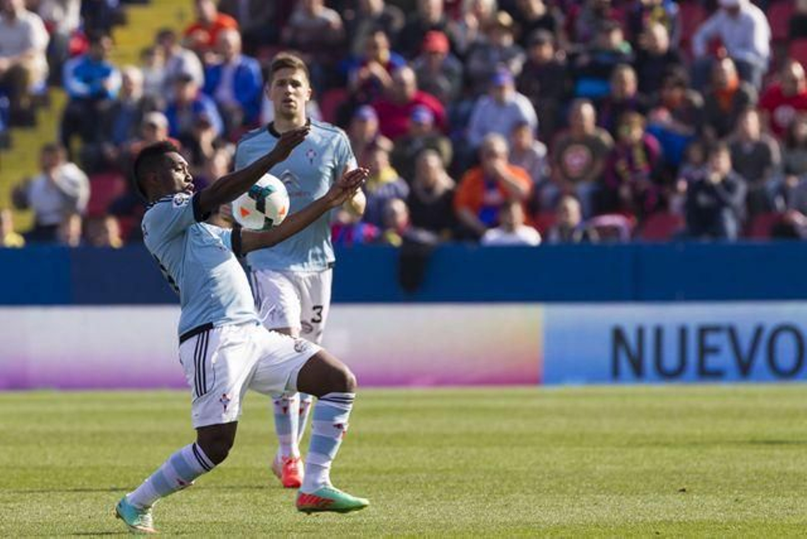 Madinda controla un balón ante la atenta mirada de Andreu Fontás.
