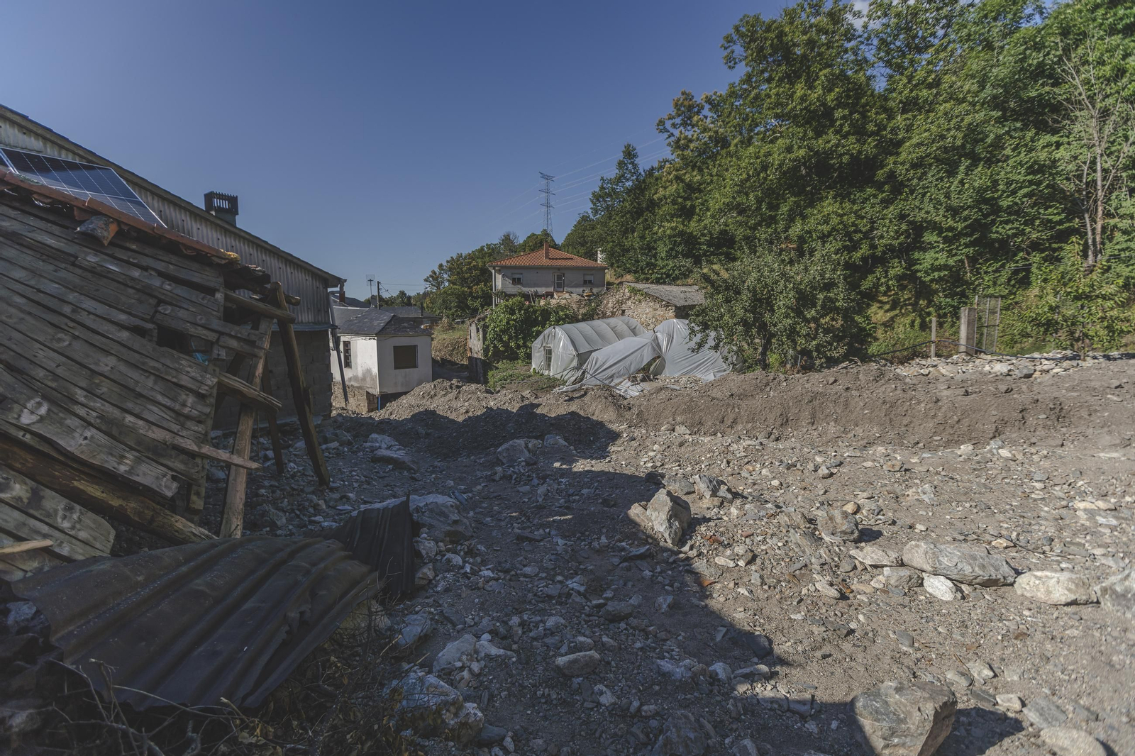 Galería | La huella del desastre dejado por la riada en A Bouza y acentuado por la parálisis, en fotos
