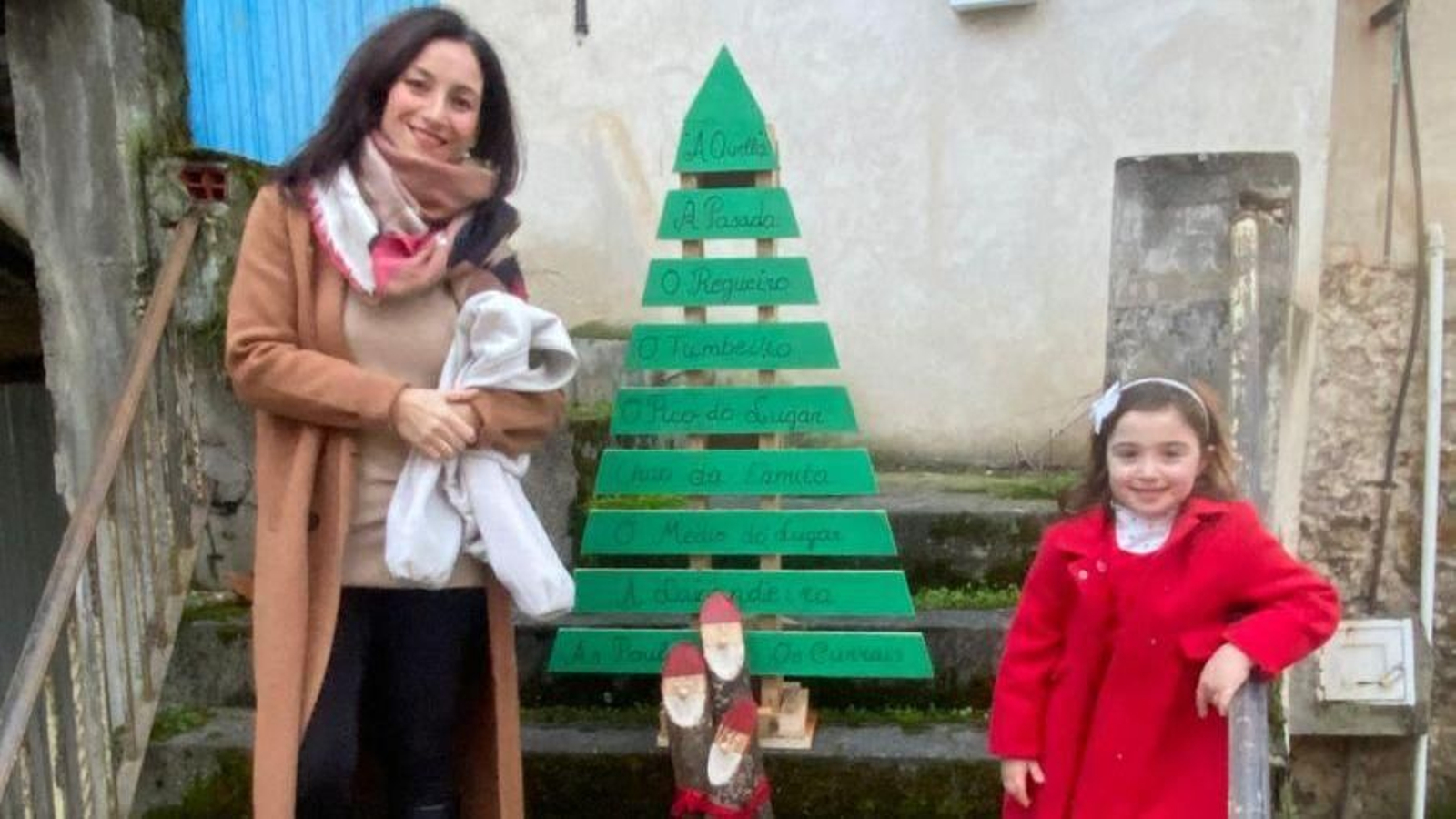 Entre las figuras no faltaron los árboles de Navidad.