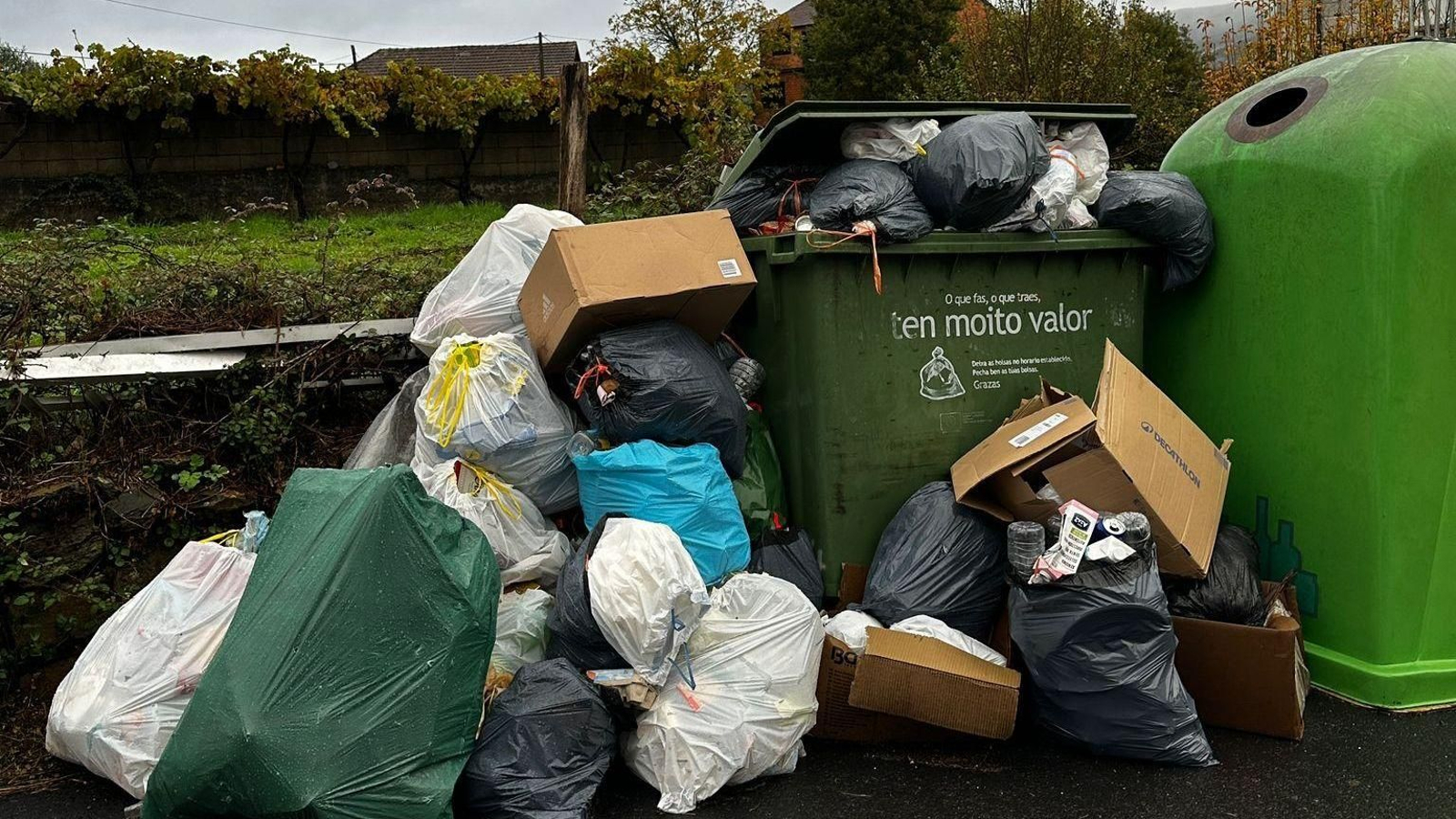 Lixo acumulado en Laza.