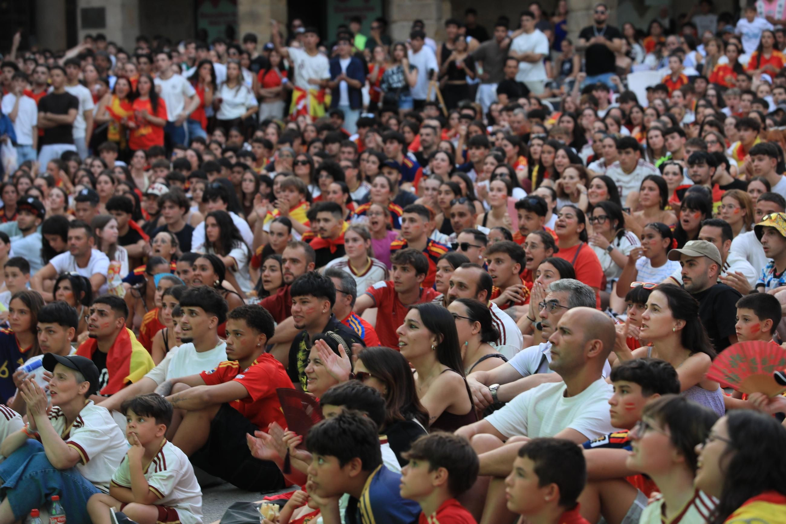 Galería | Ambiente y expectación en las terrazas de Ourense para disfrutar del partido de la selección española ante Portugal , en fotos