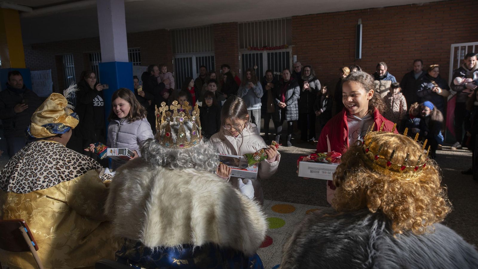 Medeiros / Pequeños y grandes celebrando juntos.
