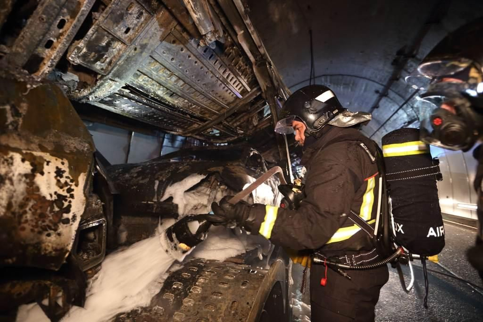 Así ha quedado el camión portacoches incendiado en A Cañiza 11