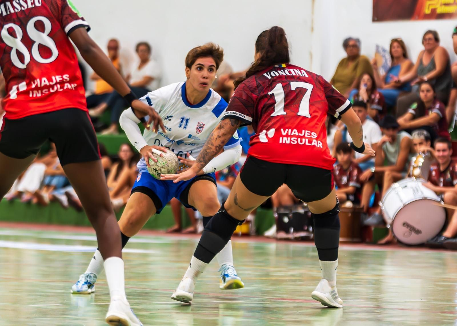 La jugadora guardesa Cecilia Cacheda encima a Luna Voncina, del Lanzarote.
