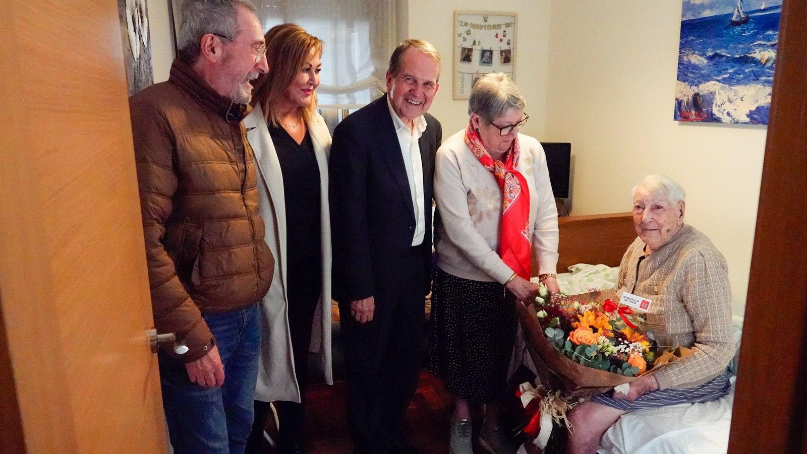 Caballero visitó ayer a Antonia, una usuaria del Servizo de Axuda no Fogar que cumplió 101 años.