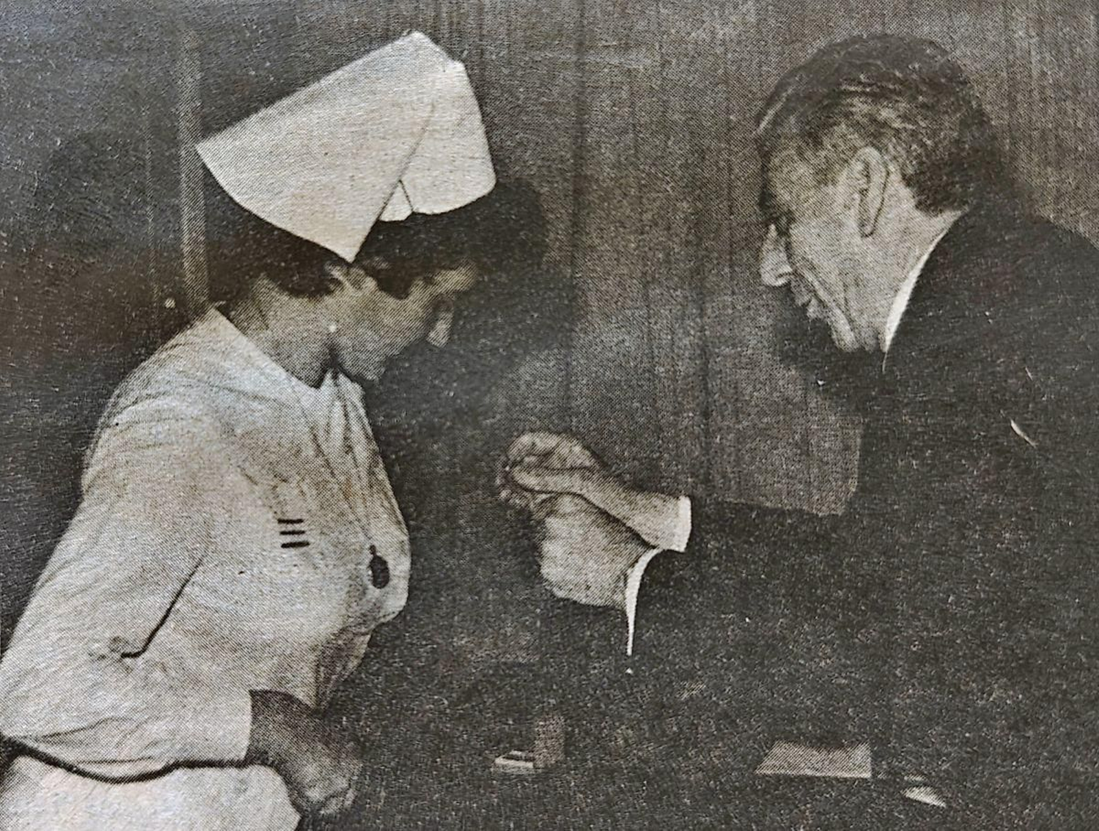 La número uno de la promoción, María del Carmen Pérez Álvarez, recibe la insignia de oro.