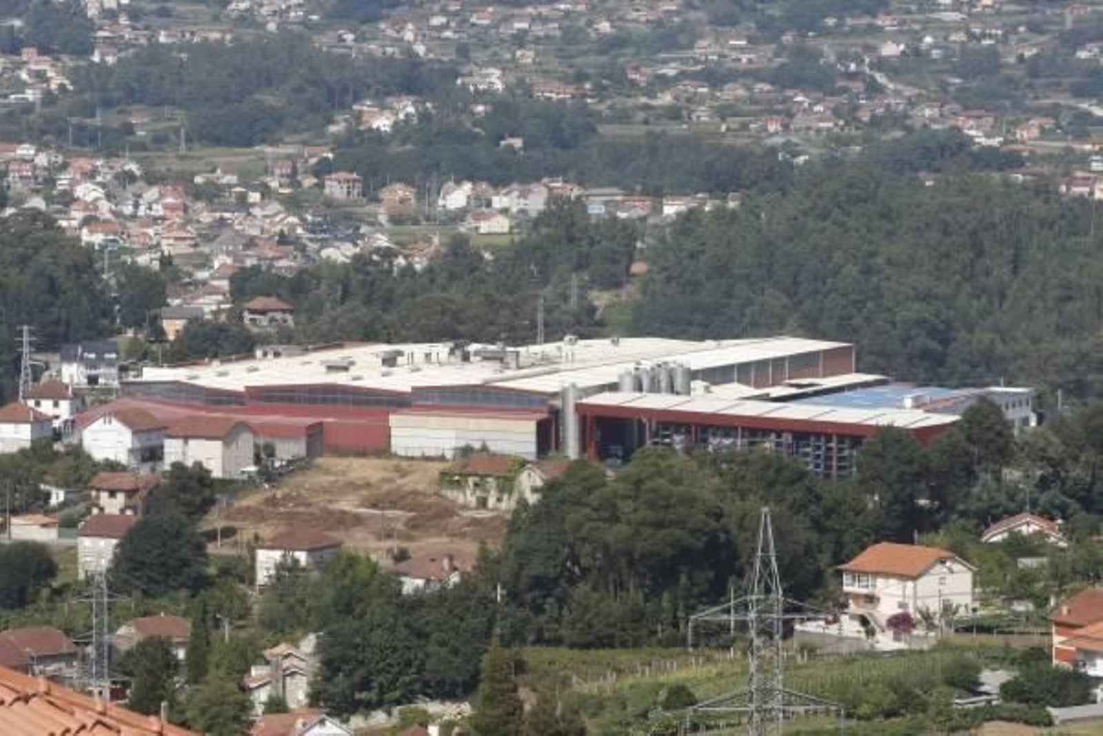 La planta de Pegoform, en Redondela, tiene 220 trabajadores.  Foto: J.V. Landín