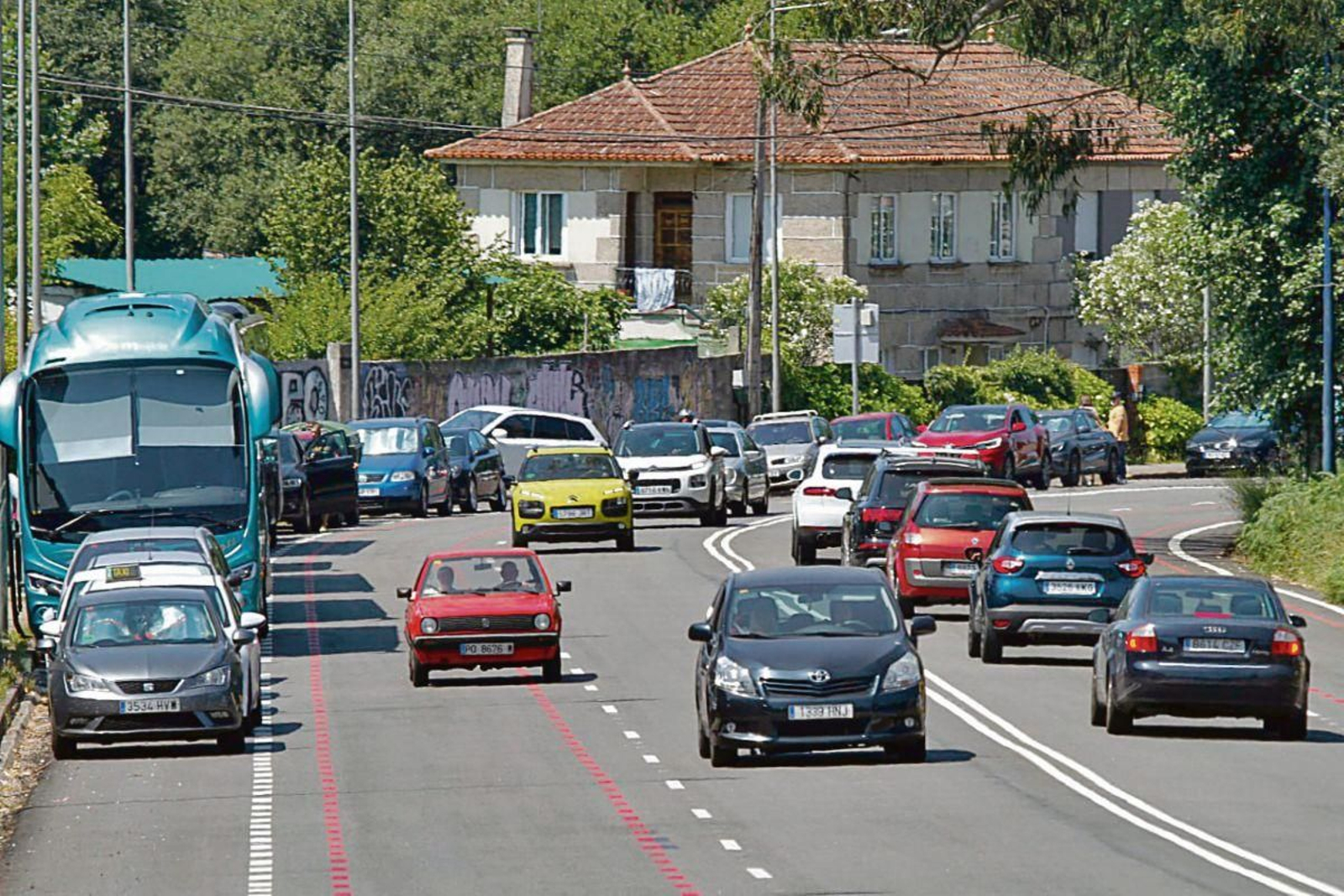 Vehículos circulando por la Avenida de Europa, la calle con el tráfico más fluido de Vigo.