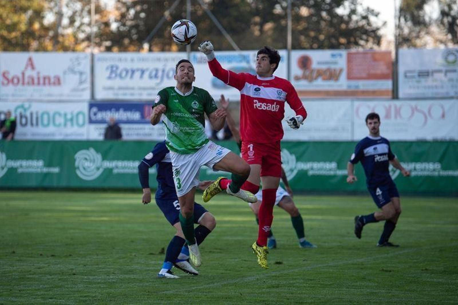 El partido entre el Arenteiro y el Marino en Espiñedo (ÓSCAR PINAL).