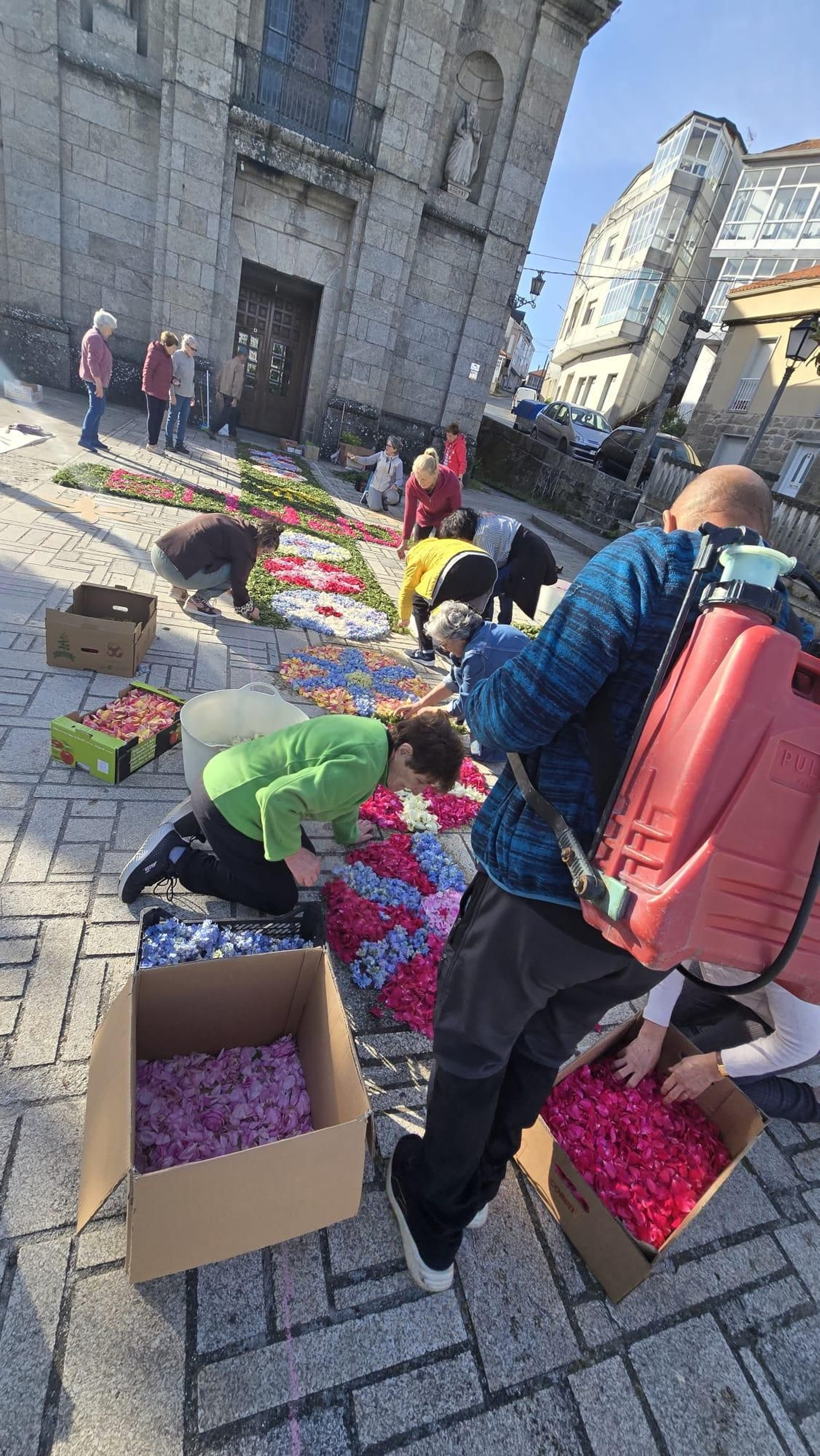 Galería | Castro Caldelas se engalana con alfombras de flores para el Corpus Christi
