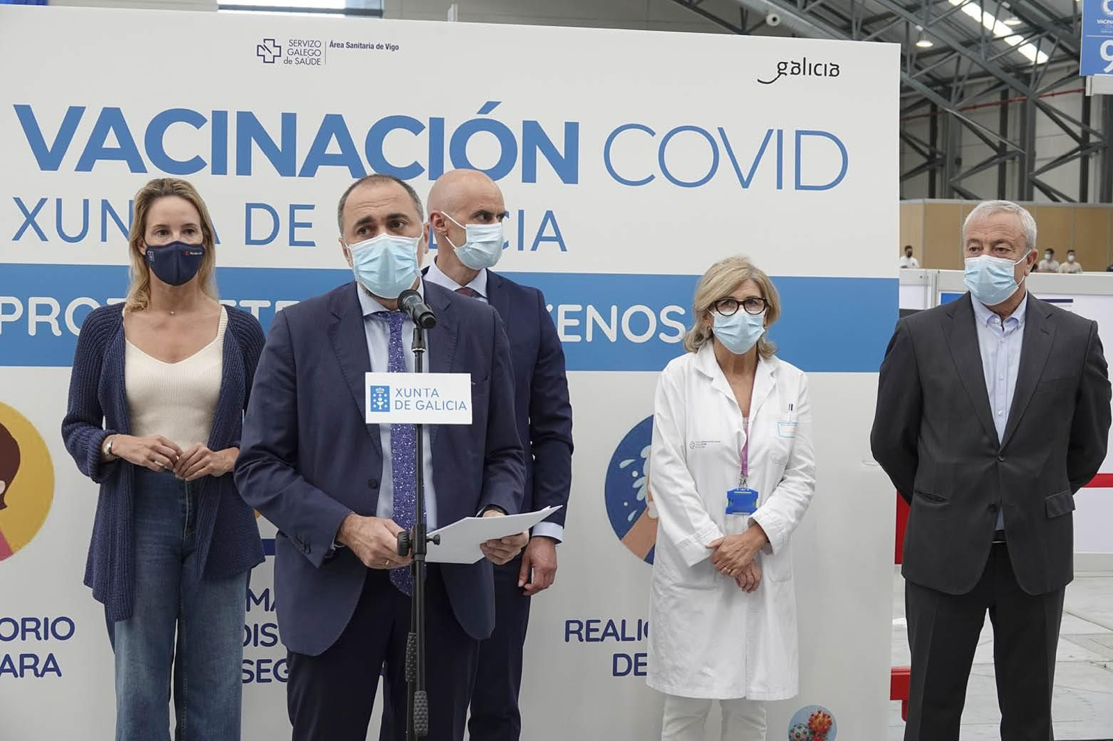Marta Fernández Tapias, Julio García Comesaña, José Flores (detrás), Pilar Reza y Javier Puente, ayer en Ifevi.