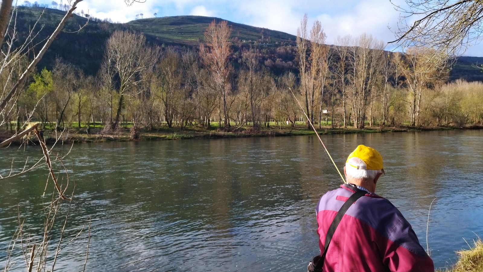 Pescador en O Barco de Valdeorras.