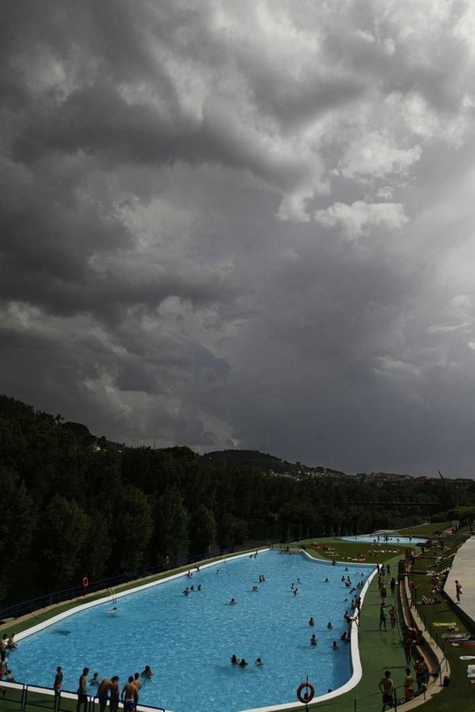 El cielo mostraba la tormenta que le esperaba a Ourense (Foto: Miguel Ángel)
