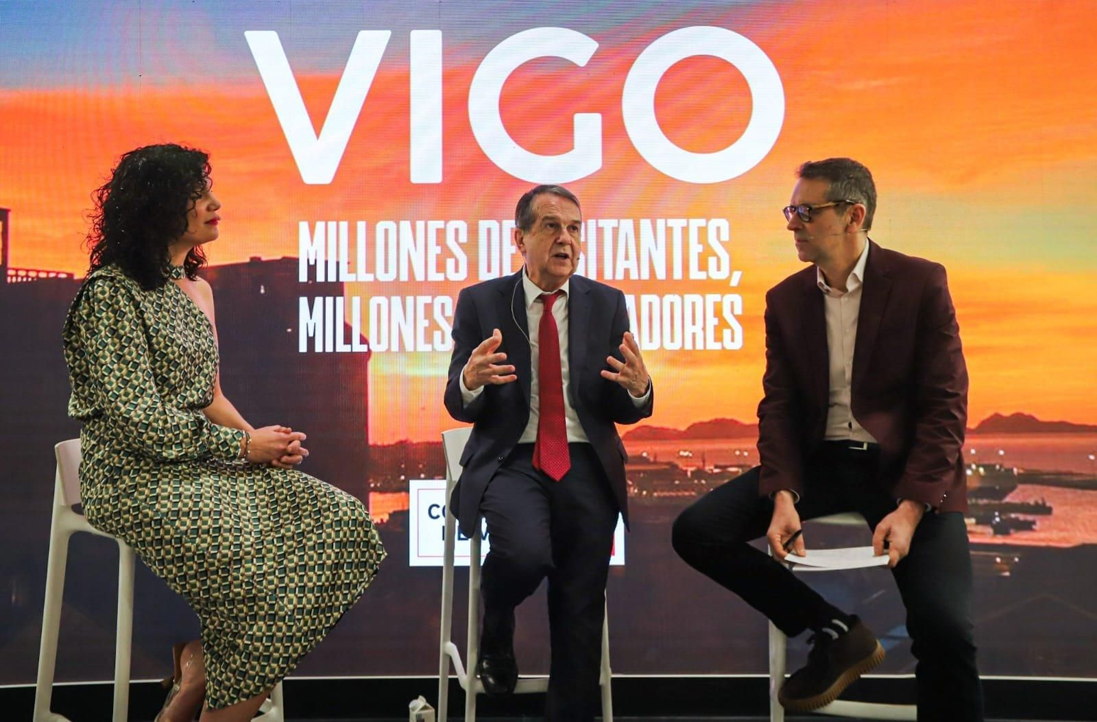 Abel Caballero presentó Vigo en Fitur 2024 acompañado de los periodistas Rodolfo Irago y Paula Montes.