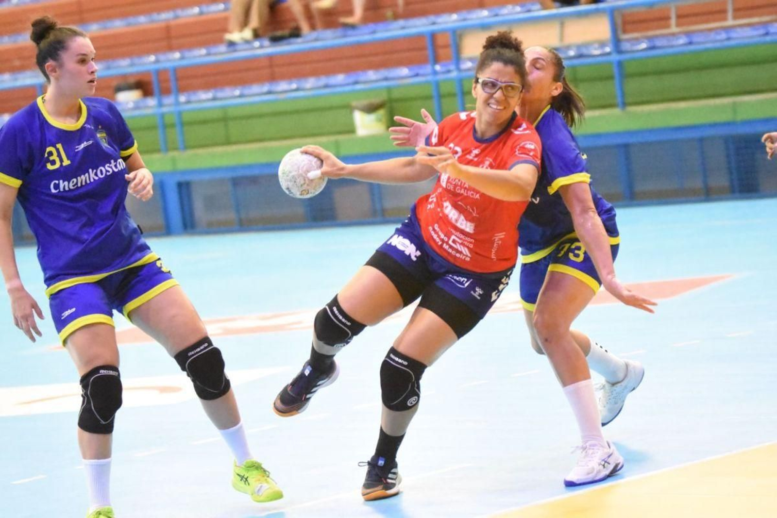 Kimberley Rutti disputa una pelota, ayer en Canarias.