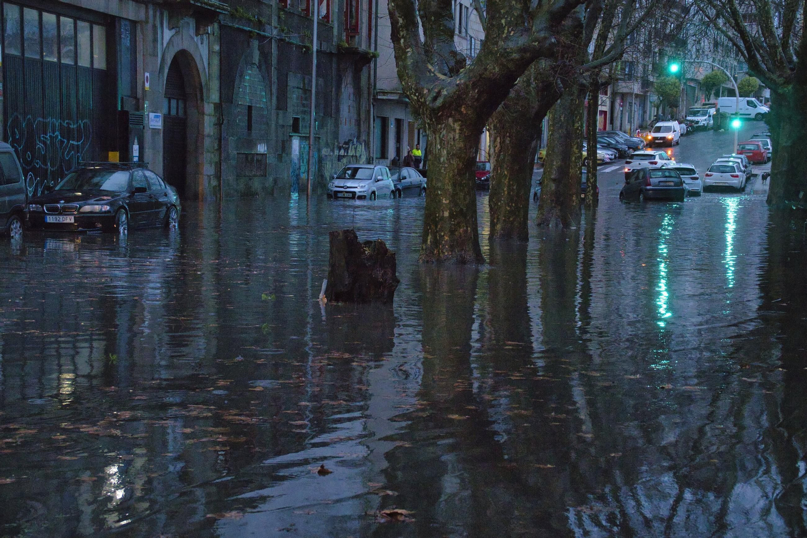 Galería | Calles inundadas y fuerte oleaje en la ría de Vigo por el temporal