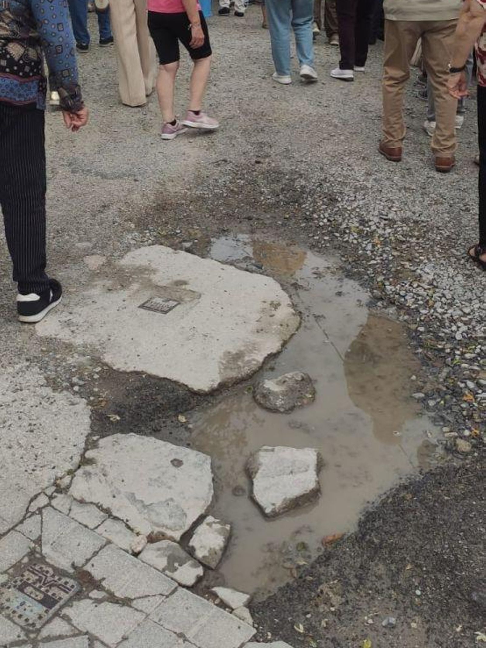 El estado deplorable que presenta la plaza Ribeiriño al paso de la Virgen María Auxiliadora.