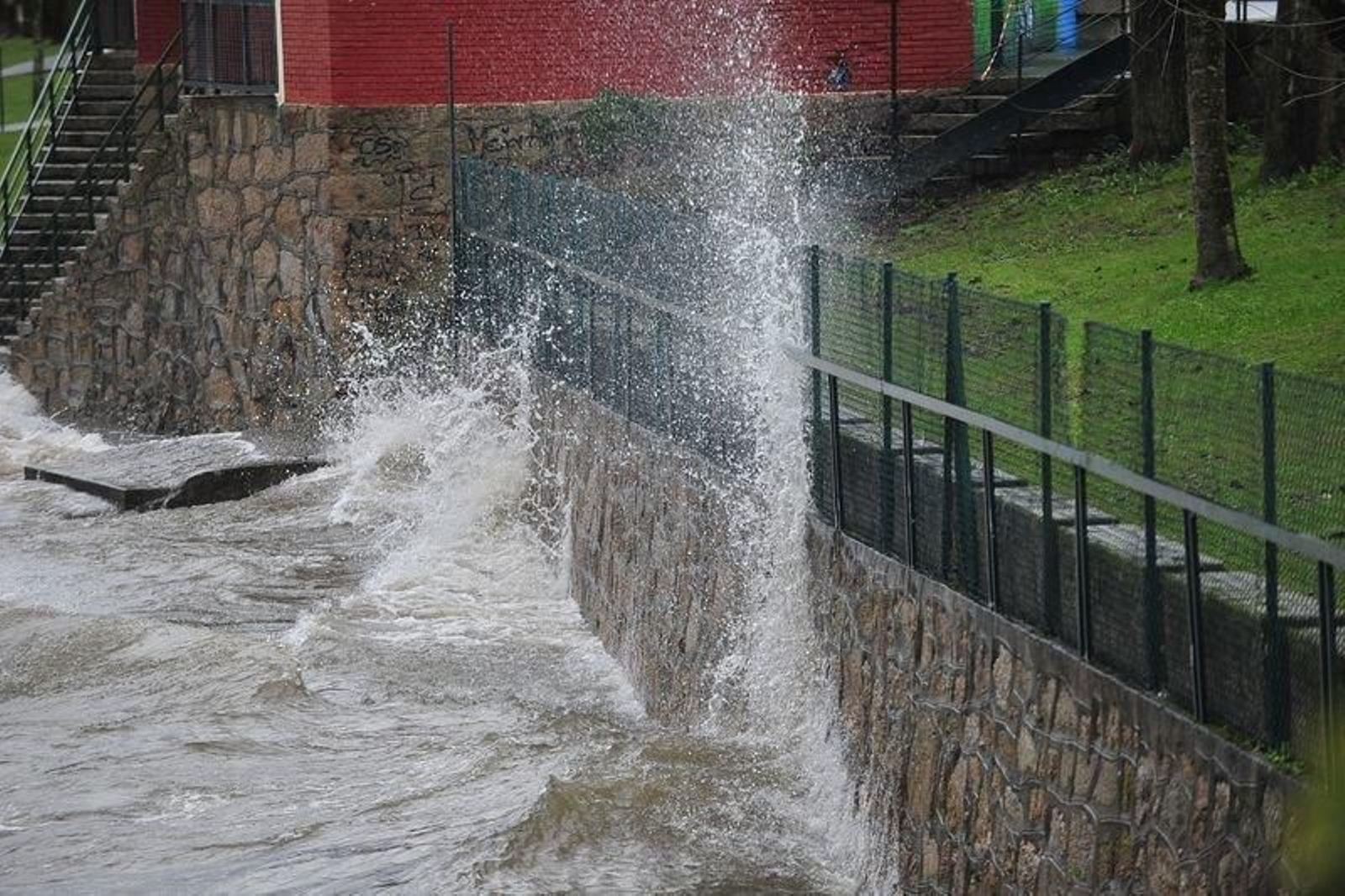 La gente observa el temporal en Oira.