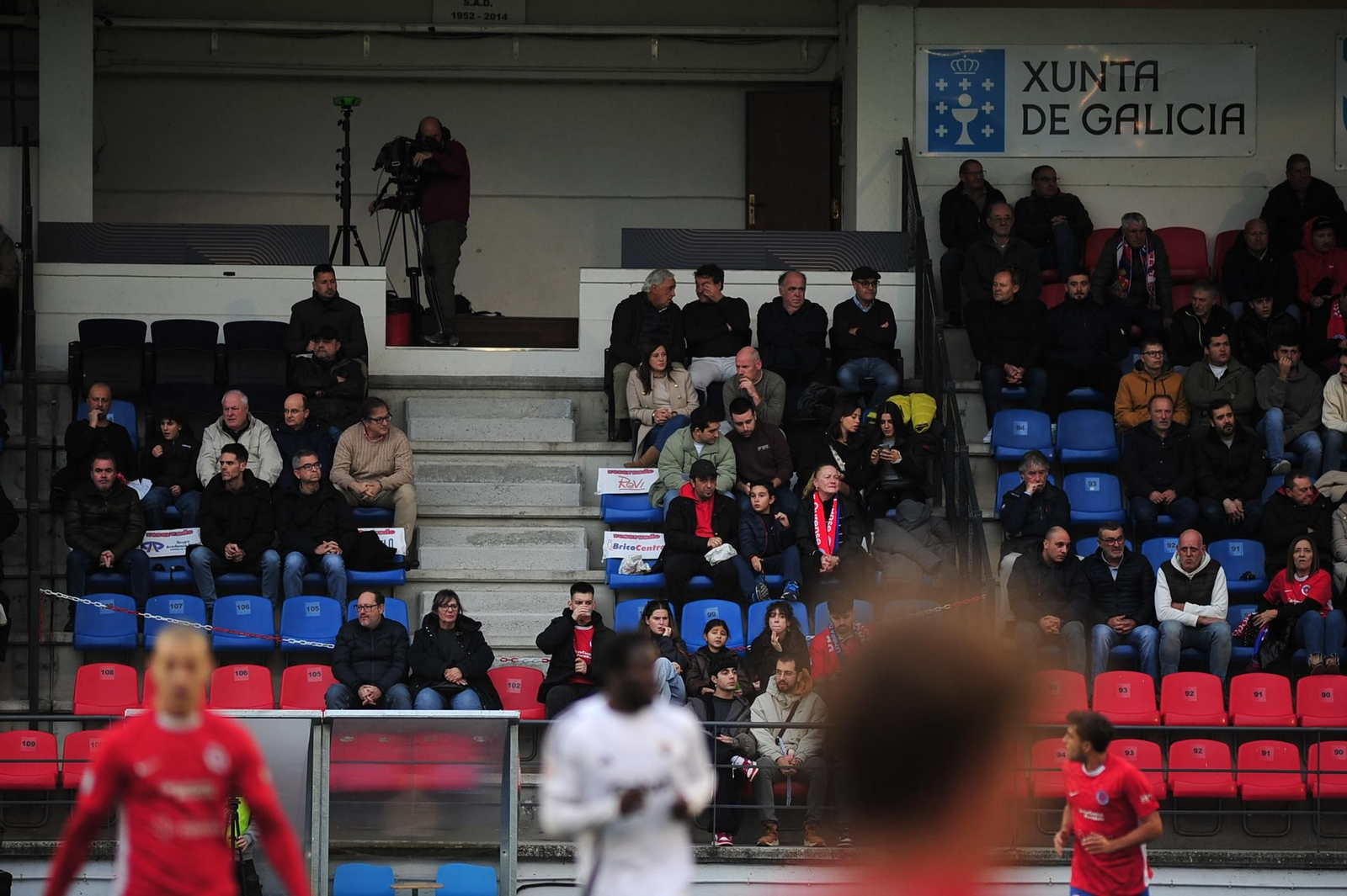 Galería | La UD Ourense gana y disfruta bajo la lluvia en O Couto