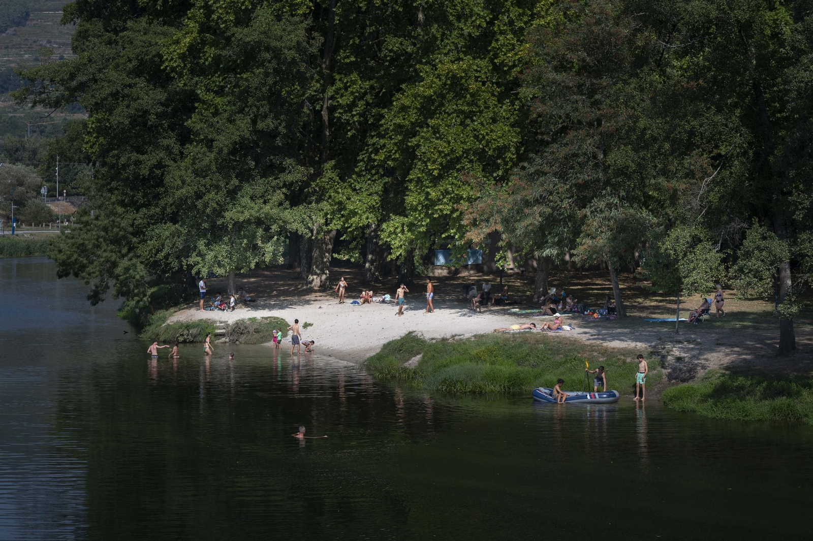Galería | Los ourensanos combatiendo el calor en una jornada de calor extremo