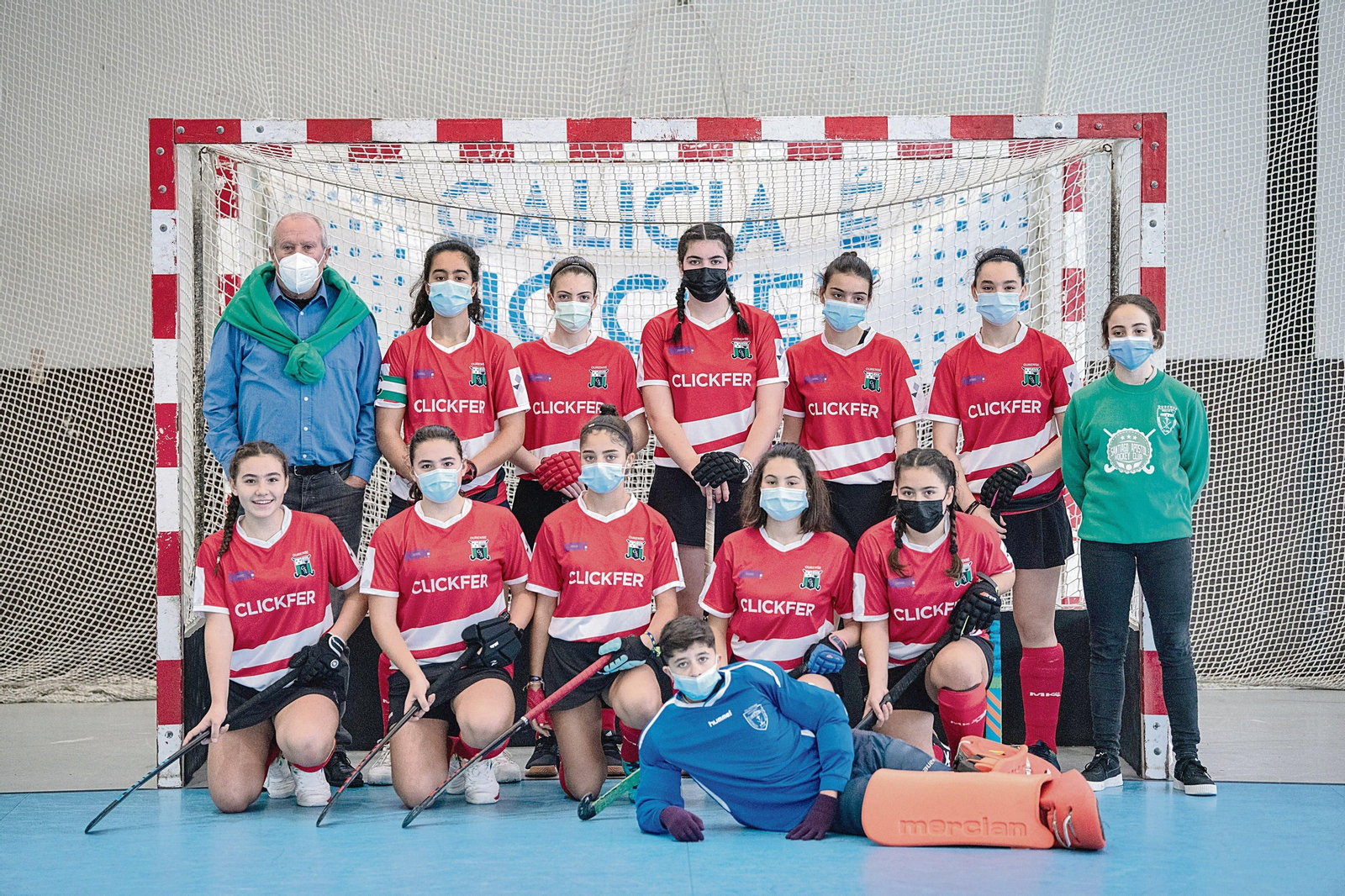 Las integrantes del equipo cadete femenino del Irmáns Villar Ourense, campeón gallego de hockey sala y subcampeón del sector nacional.// Óscar Pinal