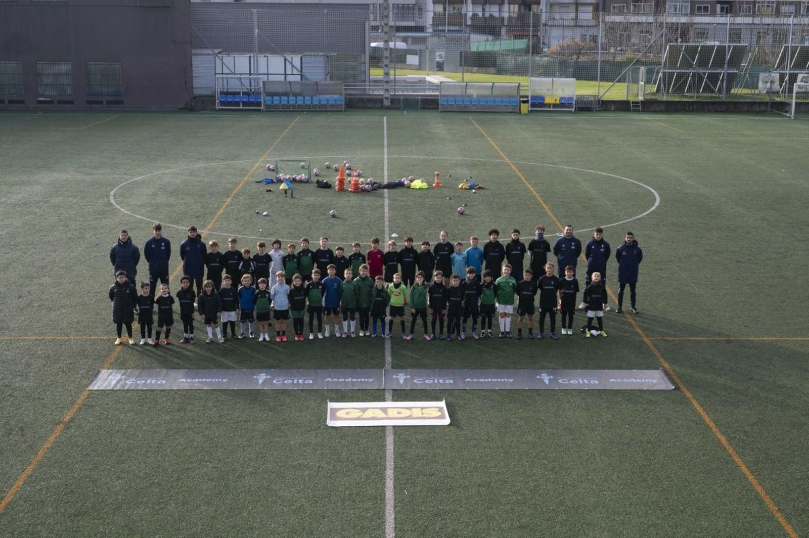 Deportistas y monitores, en la foto conjunta durante el acto de clausura en el sintético del Pavillón.