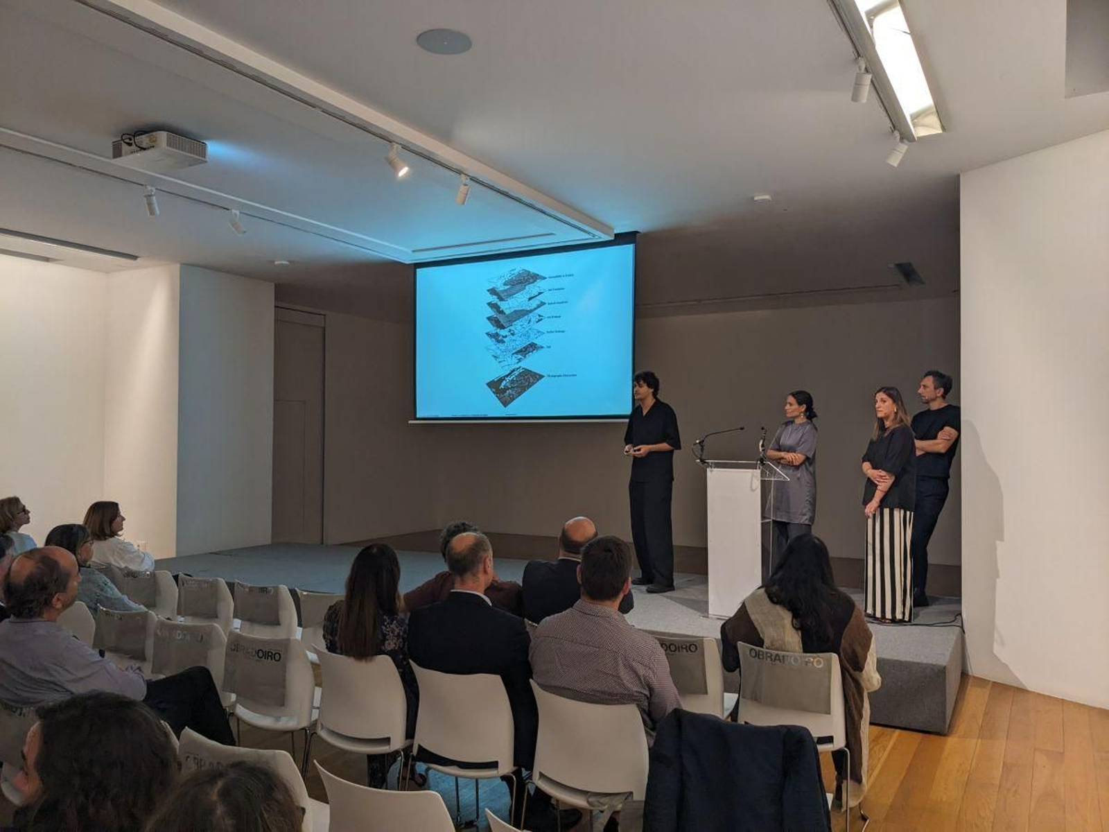 Editores de la revista Obradoiro, ayer en el museo Marco durante la presentación
