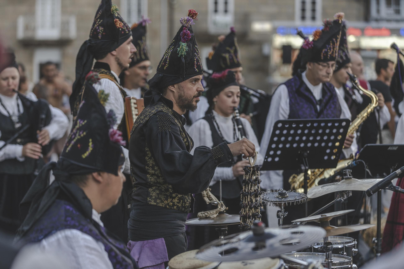 Galería |  Lembranza Ibérica llenó de música las calles de Celanova
