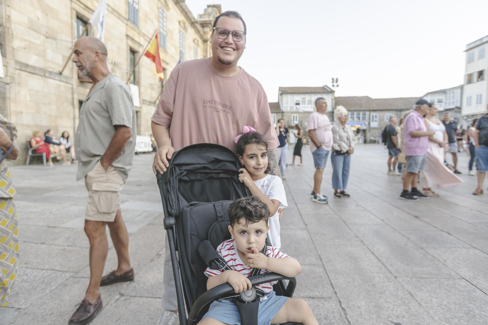 Galería |  Lembranza Ibérica llenó de música las calles de Celanova