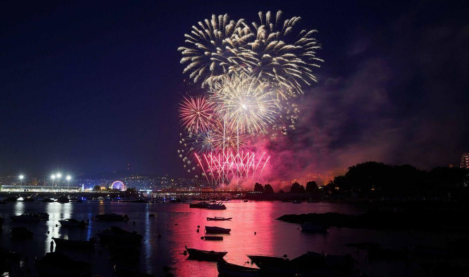El espectáculo poético piromusical encendió ayer la noche como gran atractivo de las Fiestas del Cristo dos Aflixidos.