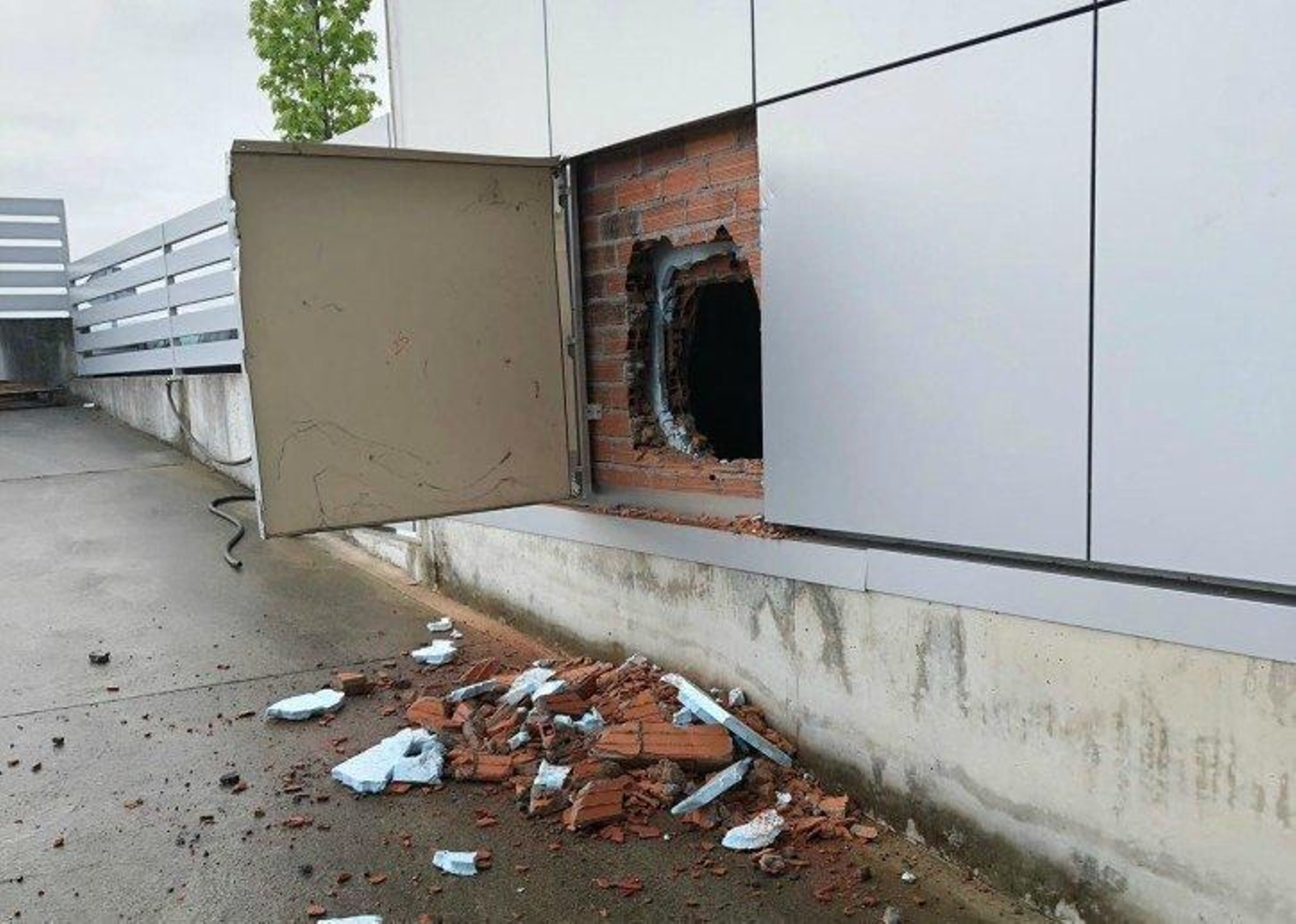 Butrón que realizaron los ladrones en un lateral de la nave de una empresa de calzado profesional.