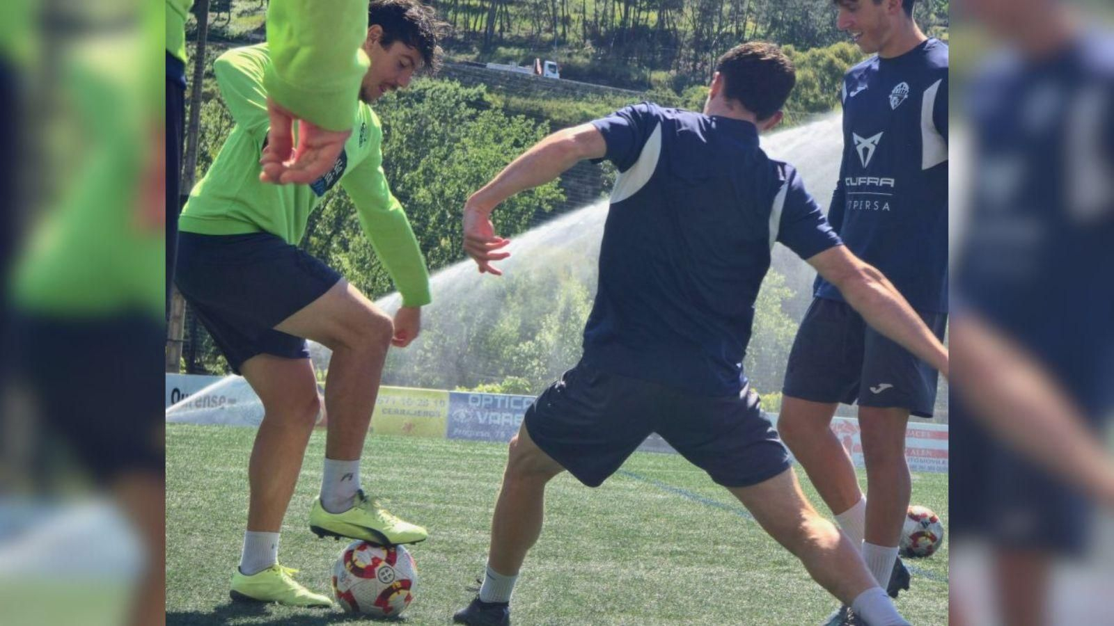 Los jugadores del Ourense CF durante un entrenamiento de este semana en Oira.