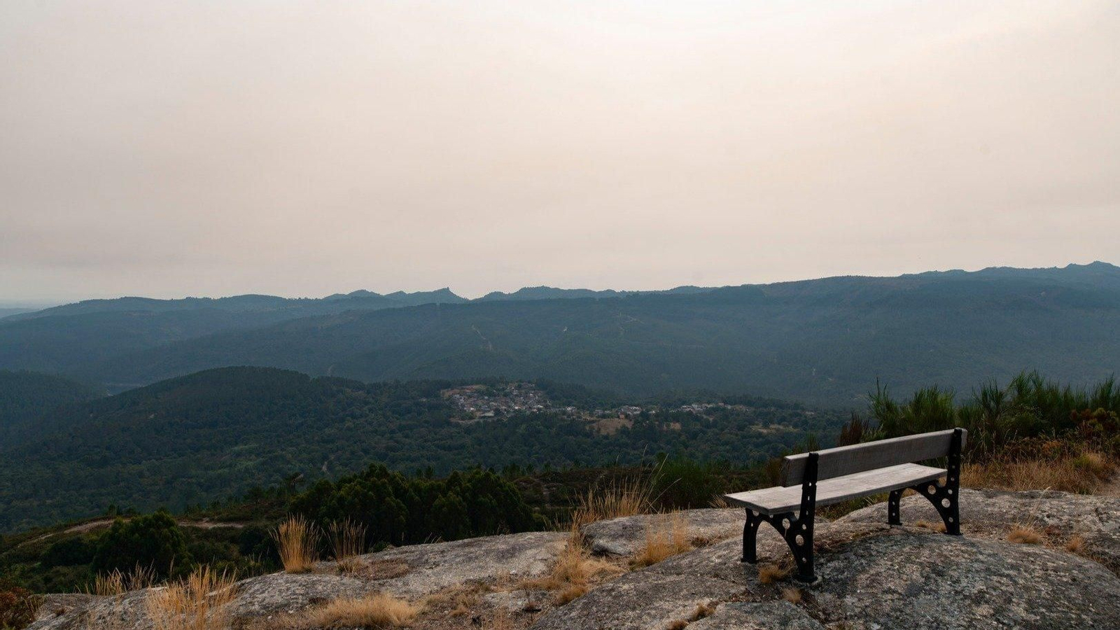 Una humareda cubre el cielo en la provincia de Ourense. (Foto: Martiño Pinal)