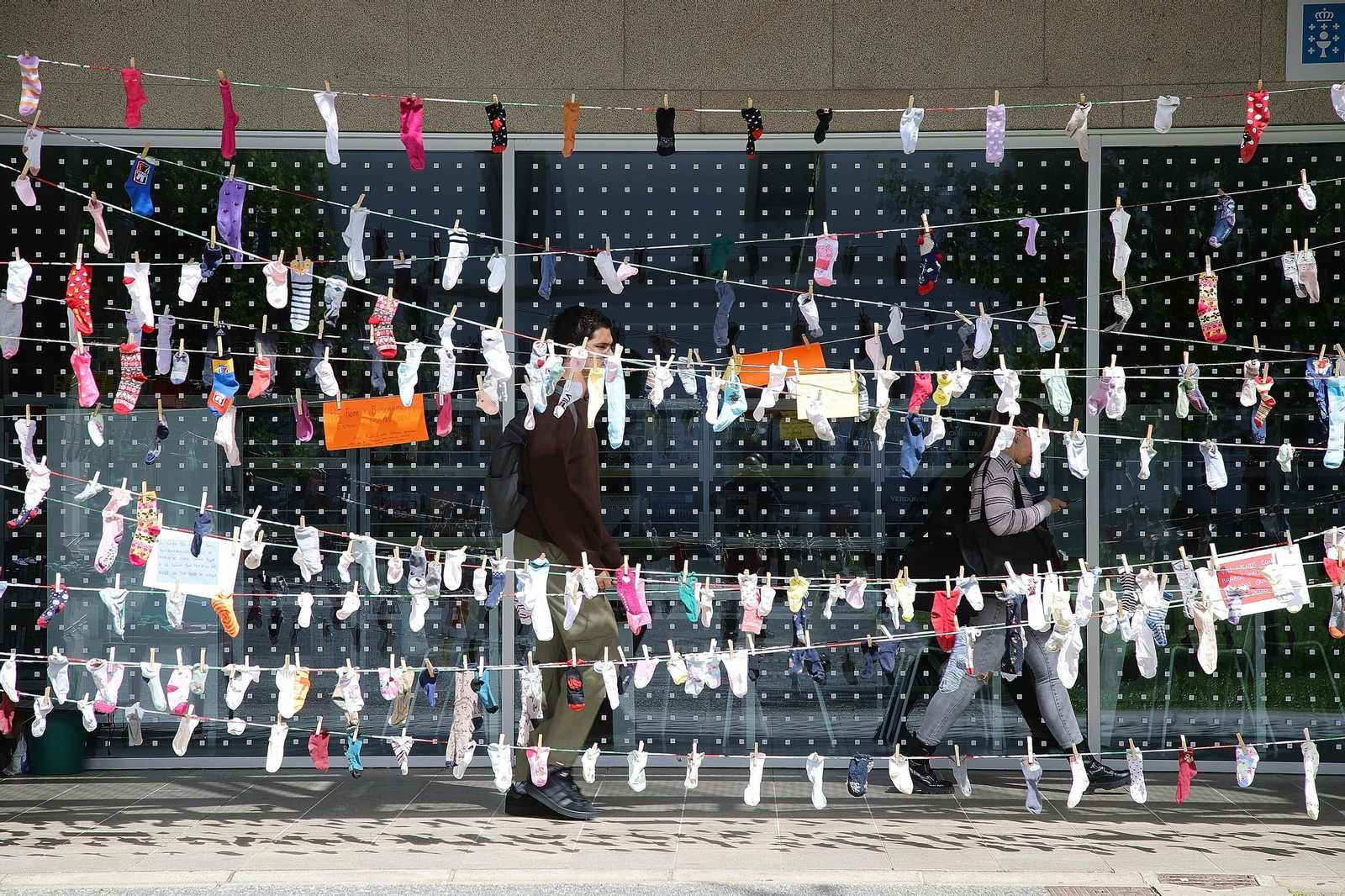 Calcetines colgados frente a la Biblioteca Pública Nós