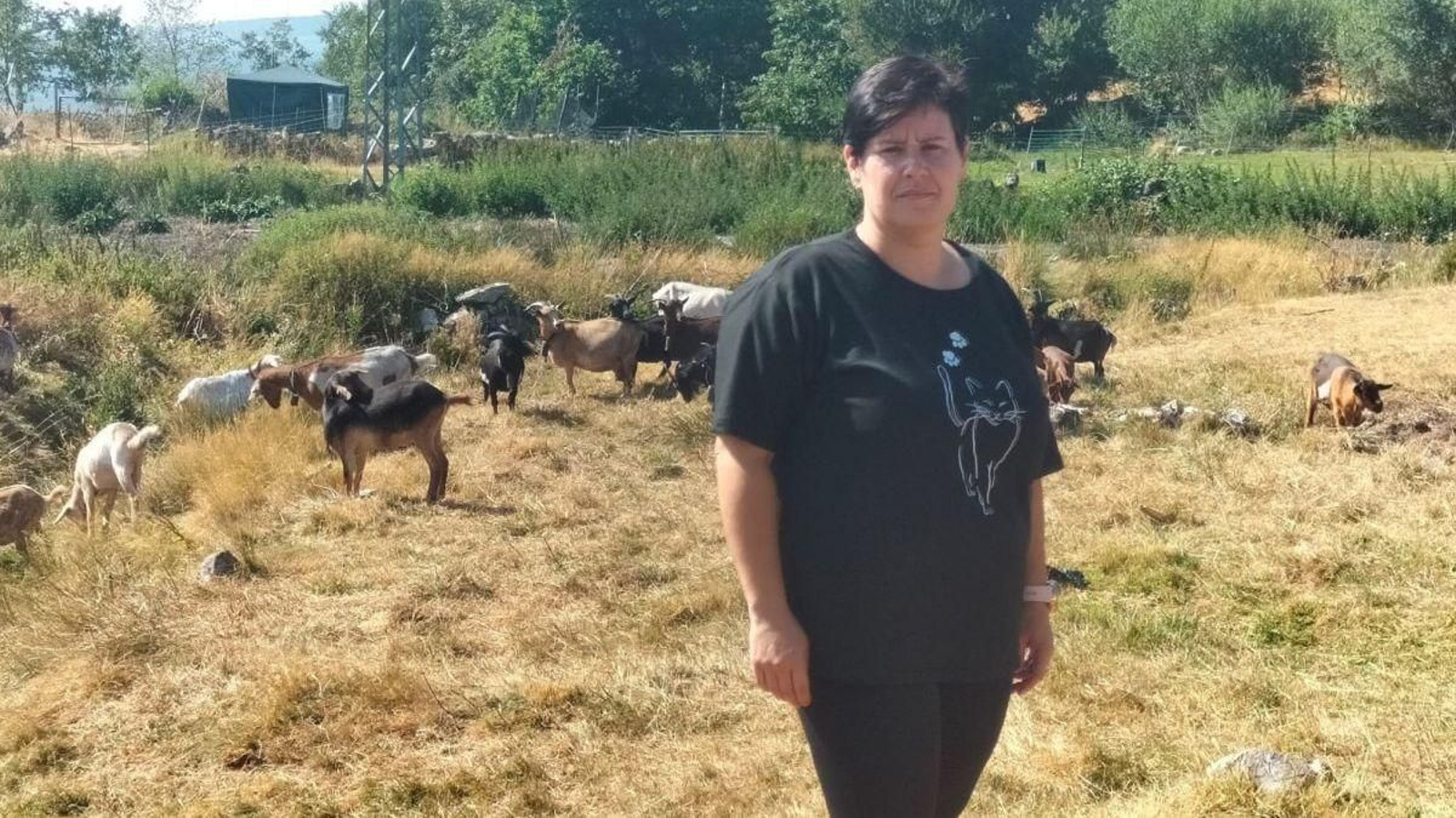 Verónica, delante de parte de su rebaño de cabras.