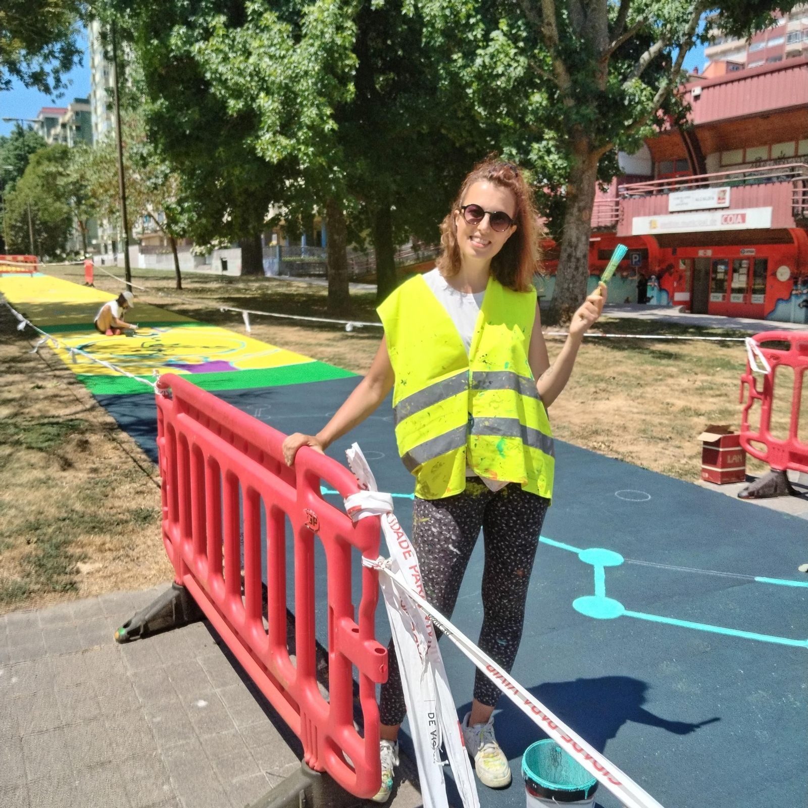 Vanesa Álvarez, ayer, en el mural que pinta en Castelao.