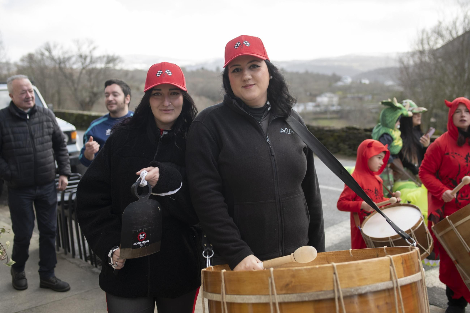 Galería | Viana do Bolo da inicio a su Entroido con el folión femenino