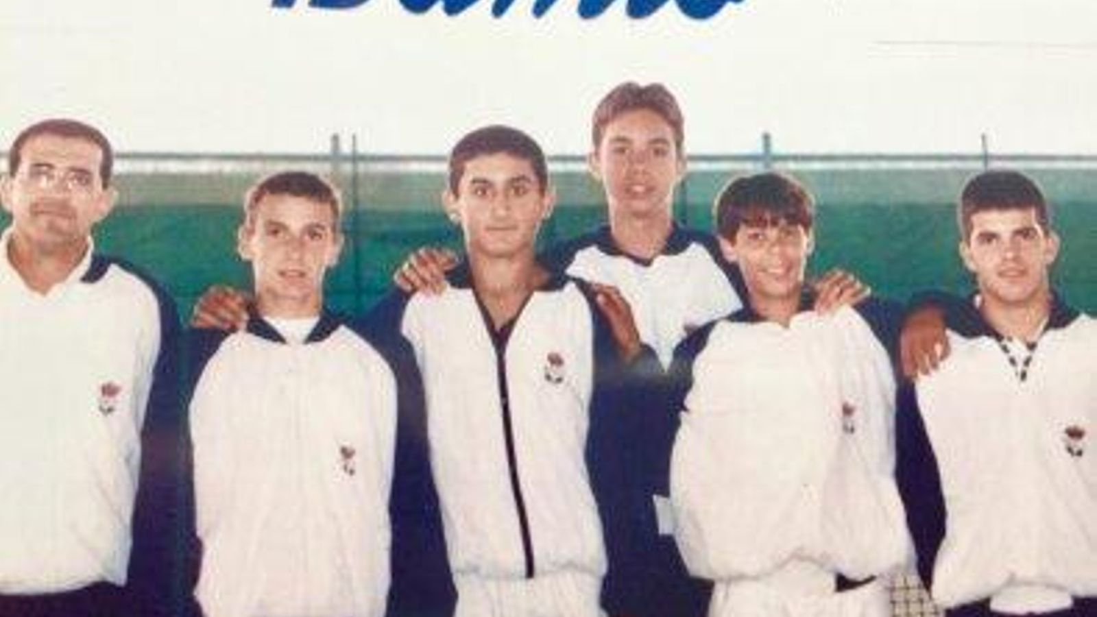 Rafa Nadal (segundo por la derecha) en el club Bamio en 1999.