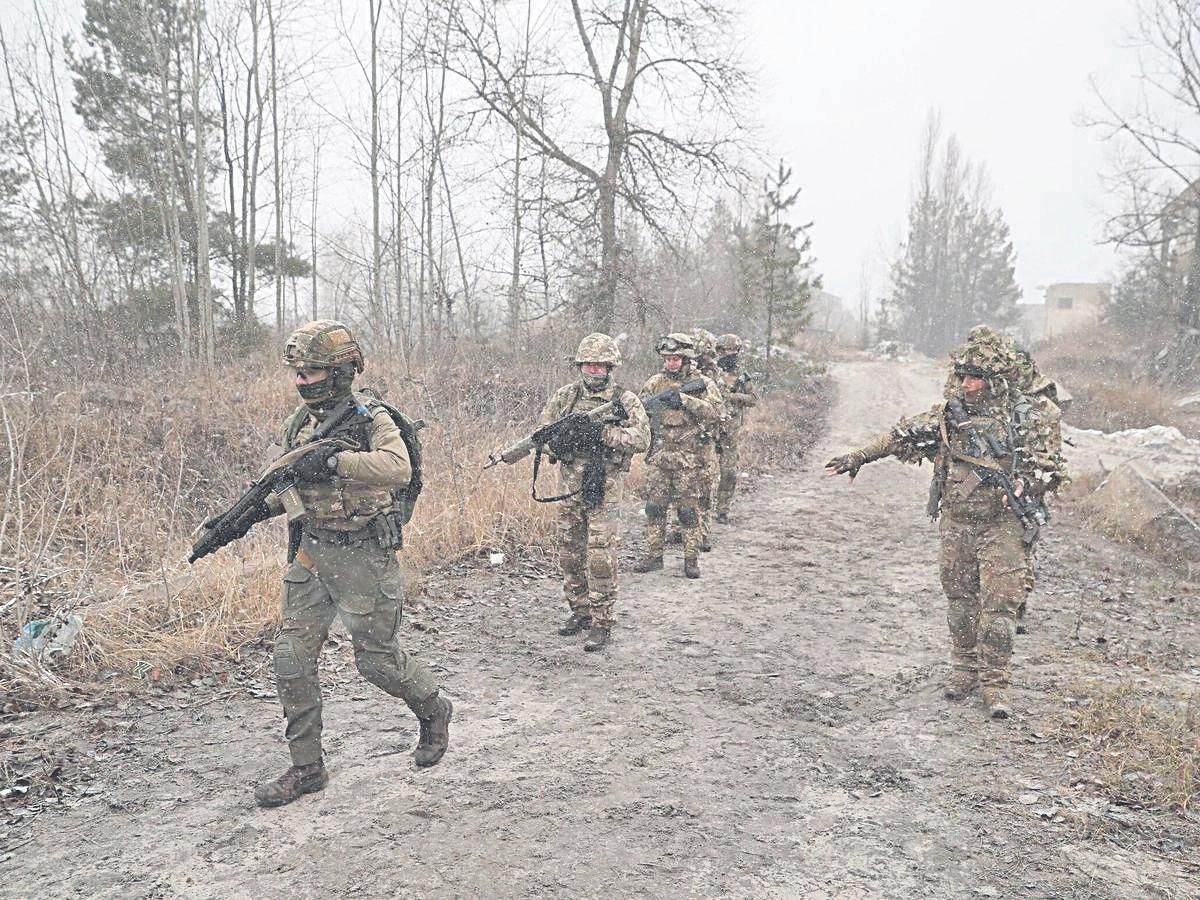 Un grupo de reservistas ucranianos, en unas maniobras militares cerca de Kiev.. // SERGEY DOLZHENKO